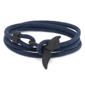 Détail du bracelet en nylon bleu marine avec fermoir en métal noir en queue de baleine