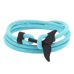 Détail d'un bracelet tressé multicouche bleu clair avec fermoir en queue de baleine noire