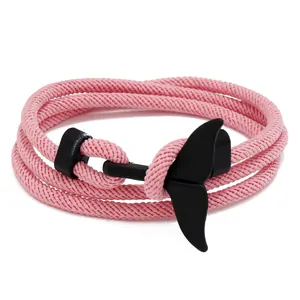 Vue détaillée d'un bracelet en corde rose multicouche avec fermoir noir mat en queue de poisson