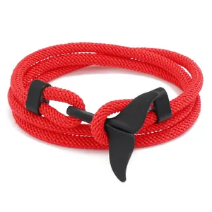 Détail de la tresse en corde rouge milanaise et fermoir queue de baleine noire sur bracelet