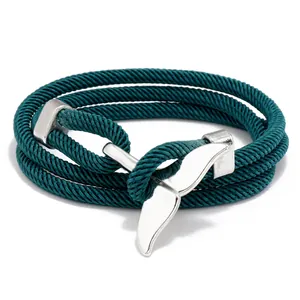 Détail d'un bracelet multi-tours en corde vert foncé avec fermoir queue de baleine argenté
