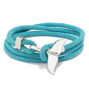 Gros plan sur le bracelet tissé bleu multicouche avec un fermoir en métal en queue de baleine