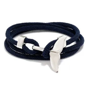 Détail du bracelet nautique multicouche en corde avec fermoir queue de poisson argenté poli