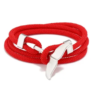 Détail du bracelet multicouche en corde rouge avec fermoir queue de baleine argenté