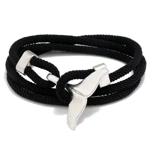 Détail du bracelet multi-rangs en corde tressée noire avec fermoir queue de poisson