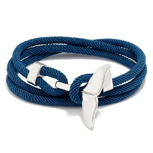 Détail du bracelet tressé multicouche bleu avec fermoir en argent en forme de queue de poisson