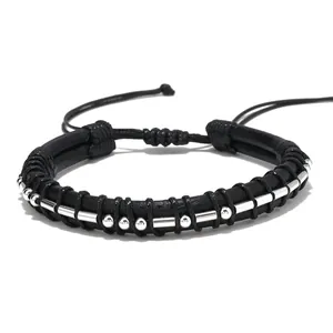 Dettaglio del bracciale a perline codice Morse con tubi d'argento e corda nera