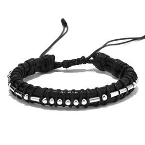 Dettaglio del bracciale in codice Morse con cordino nero e chiusura a nodo scorrevole