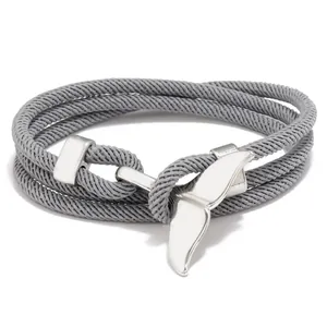 Détail du bracelet en corde nautique grise tissée avec un fermoir argenté en queue de baleine