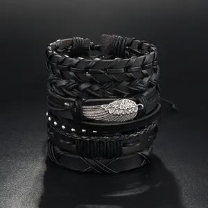 Details von mehrlagigen schwarzen Lederarmbändern mit Punk-Flügeln und Silbernieten