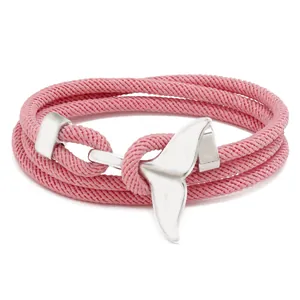 Détail du bracelet multicouche tressé rose avec un fermoir en métal queue de poisson