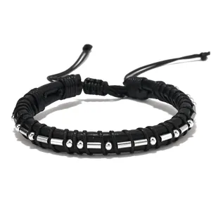 Dettaglio del bracciale intrecciato nero con perle codice Morse e chiusura regolabile