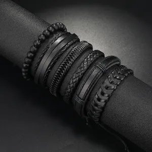 Makro-Detail von schwarzen geflochtenen Leder-Armbändern im Set mit Holzperlen