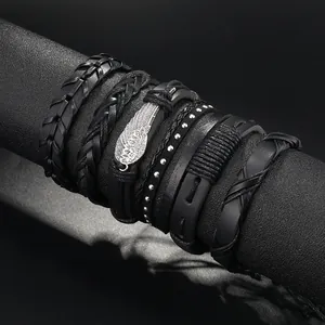 Mehrlagiges Retro-Punk-Lederarmband-Set in Schwarz mit silbernem Federanhänger und Nieten