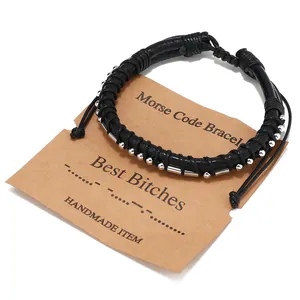 Dettaglio del bracciale in codice Morse su scheda espositiva con cordino regolabile