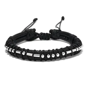 Vista macro degli elementi Morse in acciaio sul bracciale in pelle intrecciata nera