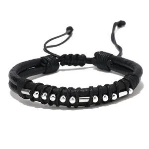 Dettaglio del bracciale multistrato in pelle nera con perle in metallo morse