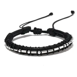 Dettaglio del bracciale nero intrecciato con perline d'argento e chiusura a cordoncino