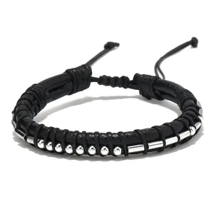 Dettaglio del bracciale intrecciato nero regolabile con perle in metallo argento