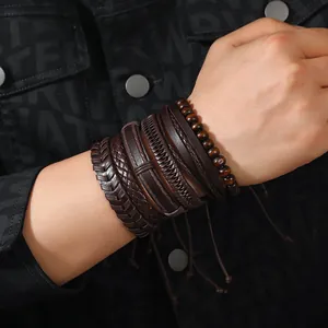 Detailansicht eines mehrlagigen Lederarmband-Sets mit Holzperlen am Handgelenk