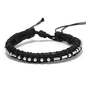 Dettaglio del bracciale codice Morse con corda nera regolabile e perline in acciaio