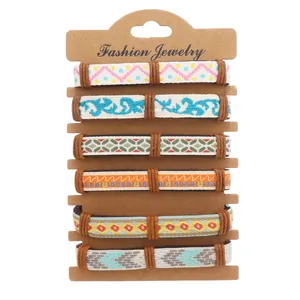 Dettaglio del set di 6 braccialetti dell'amicizia intrecciati boho su cartoncino