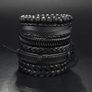 Detail eines mehrlagigen schwarzen Lederarmbands mit Holzperlen und Punk-Stil-Geflecht