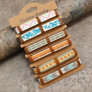 Set di sei braccialetti dell'amicizia intrecciati etnici con motivi geometrici su carta kraft