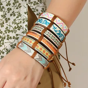 Dettaglio dei braccialetti dell'amicizia bohémien in ricamo colorato intrecciato a mano