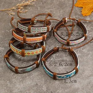 Dettaglio di bracciali in pelle intrecciata multicolore, larghezza 1,3 cm con cordino