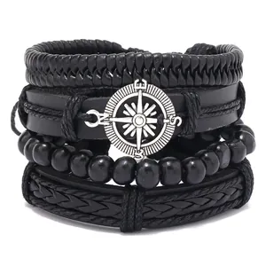 Details von mehrlagigen Lederarmbändern mit Kompass-Anhänger und schwarzen Perlen