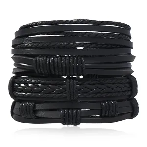 Detail von schwarzen mehrlagig geflochtenen Lederarmbändern im Punk-Stil
