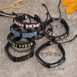 Dettaglio di braccialetti dell'amicizia intrecciati boho con misure su sfondo pietra