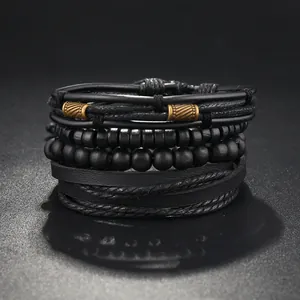 Detailansicht retro mehrlagiger Lederarmbänder mit schwarzen Holzperlen und Metallrohren