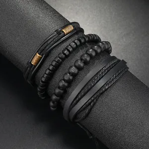 Detail eines mehrlagigen Lederarmband-Sets mit Bronzeperlen auf einem Ständer