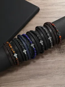 Detalle de pulseras de cuero para hombre con cuentas de piedra y cruz de metal