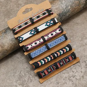 Dettaglio di sei bracciali tessuti bohémien con motivi geometrici su un cartoncino per gioielli