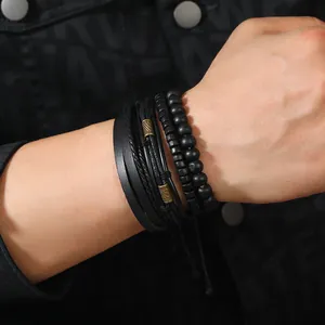 Detail von Vintage-Punk-Lederarmband-Set mit Bronze-Metallrohren und schwarzen Holzperlen