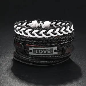 Detail eines mehrlagigen Lederarmbands mit einer Vintage LOVE Silber Metallplatte