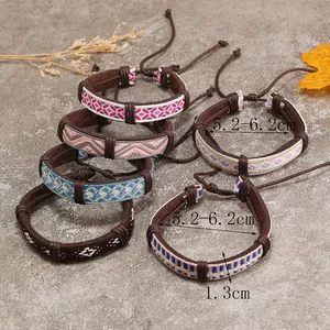 Dettaglio del bracciale bohémien in pelle con motivi tribali colorati e misure della taglia