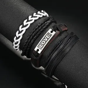 Detail eines mehrlagigen Lederarmband-Sets mit LOVE-Metallplatte und Flechtschnüren