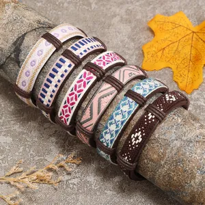 Braccialetti dell'amicizia boho con motivi geometrici colorati su base in pietra naturale