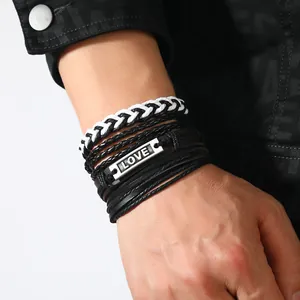 Detail von mehrlagigen Punk-Lederarmbändern mit gravierter LOVE-Metallplatte am Handgelenk