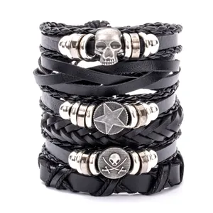 Detailansicht von Punk-Lederarmband-Set mit Totenkopf-Anhängern und Webstrukturen