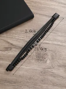 Detalle de pulsera multicapa de cuero para hombre con cruz y especificaciones de medidas
