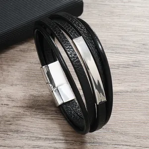 Bracciale multistrato da uomo in pelle nera con chiusura magnetica argento su legno