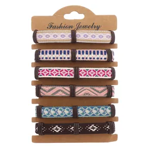 Set di sei braccialetti dell'amicizia intrecciati colorati su cartoncino espositore