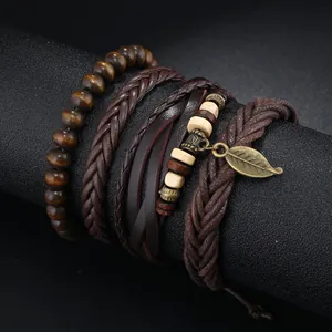 Detail von Vintage-Lederarmband-Set mit Bronzeblatt-Anhänger und Holzperlen-Elementen