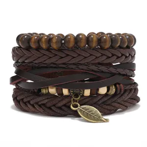 Detail eines mehrlagigen Vintage-Armband-Sets mit braunen Holzperlen und Blattanhängern