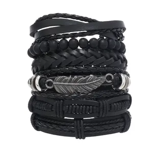 Detail eines mehrlagigen schwarzen Lederarmbands mit einem Vintage-Silberfederanhänger